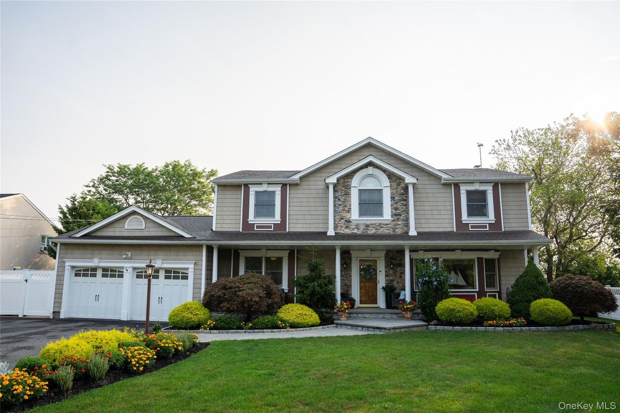 Attached, Exterior, Facade, Farmhouse