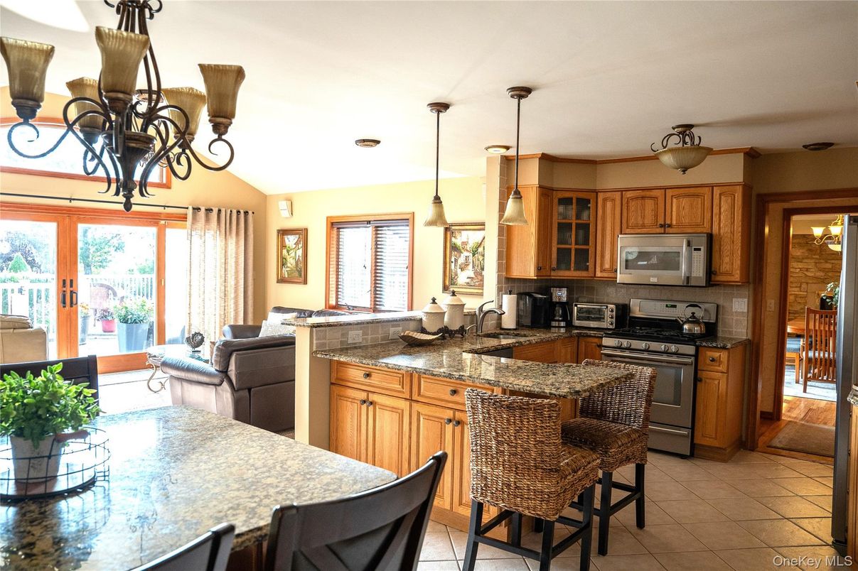 Chandelier, Dining room, Interior, Kitchen, Living room, Pendant Lights, Stainless Steel Appliances