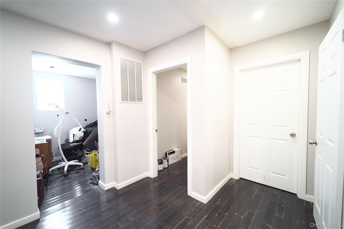 Fitness Equipment, Interior, Recessed Lighting, Wood Texture Flooring