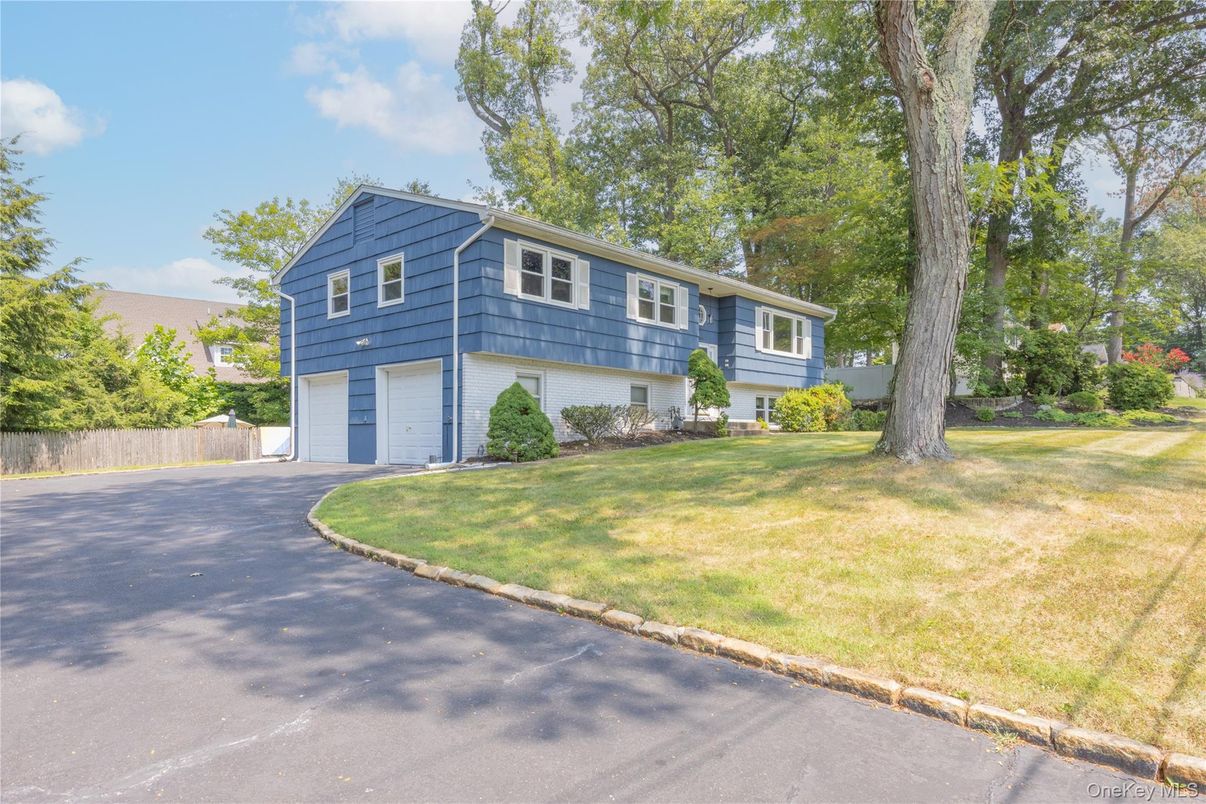 Attached, Exterior, Facade, Raised Ranch