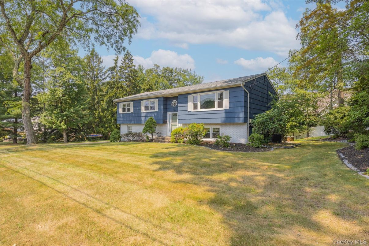 Backyard, Exterior, Facade, Raised Ranch