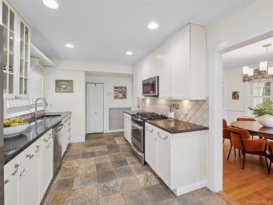 Chandelier, Dining room, Interior, Kitchen, Recessed Lighting, Stainless Steel Appliances