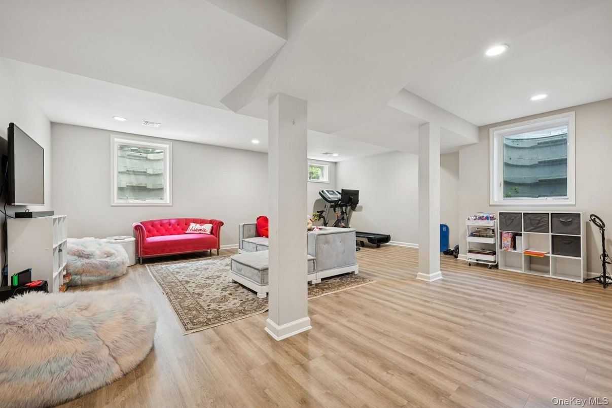 Fitness Equipment, Interior, Living room, Recessed Lighting, Wood Texture Flooring