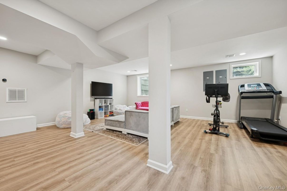 Fitness Equipment, Interior, Recessed Lighting, Wood Texture Flooring