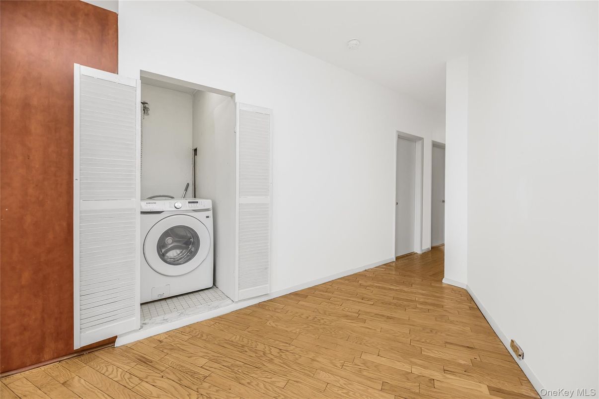 Interior, Utility Closets, Washer, Wood Texture Flooring