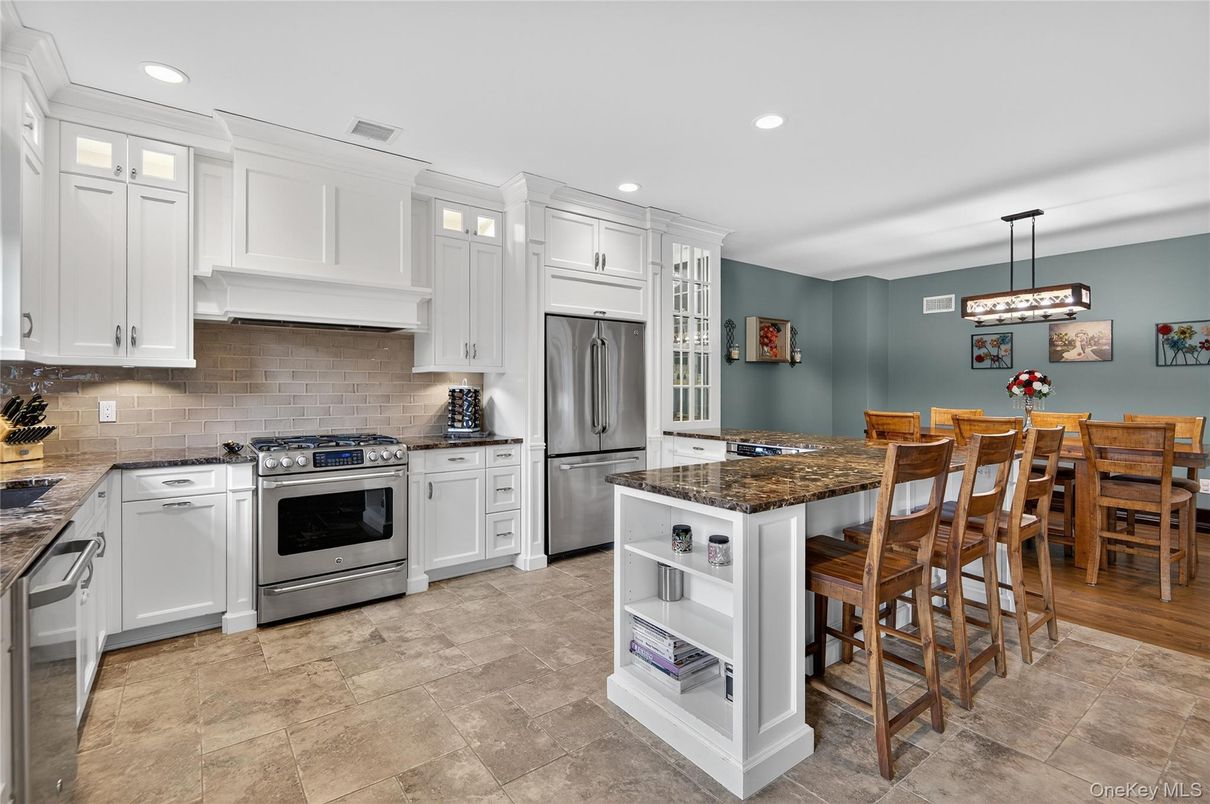 Dining room, Interior, Kitchen, Pendant Lights, Recessed Lighting, Stainless Steel Appliances