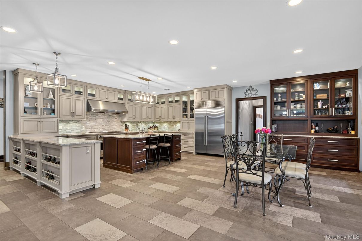 Dining room, Interior, Kitchen, Pendant Lights, Recessed Lighting, Stainless Steel Appliances