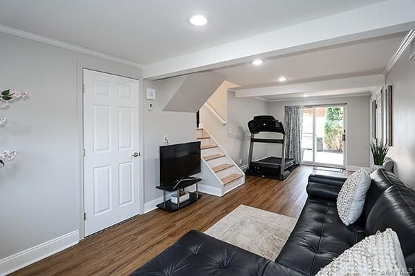 Fitness Equipment, Interior, Living room, Recessed Lighting, Wood Texture Flooring