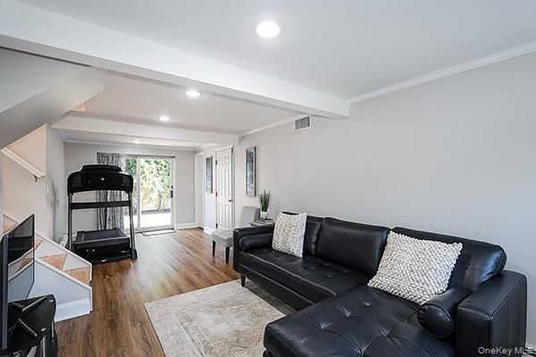 Fitness Equipment, Interior, Living room, Recessed Lighting, Wood Texture Flooring