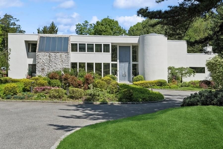 Exterior, Facade, Modern