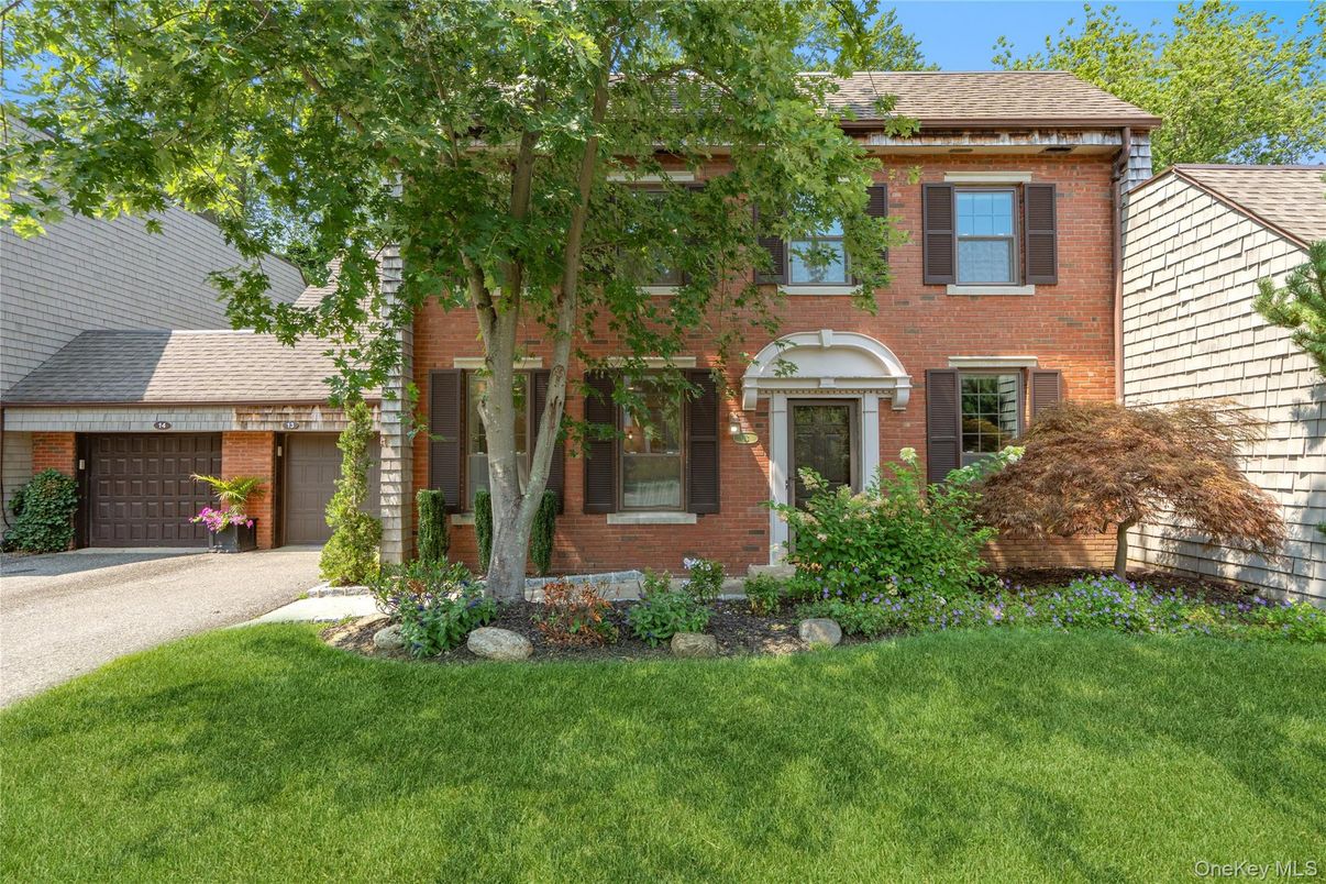 Attached, Exterior, Facade, Brick Facade, Georgian