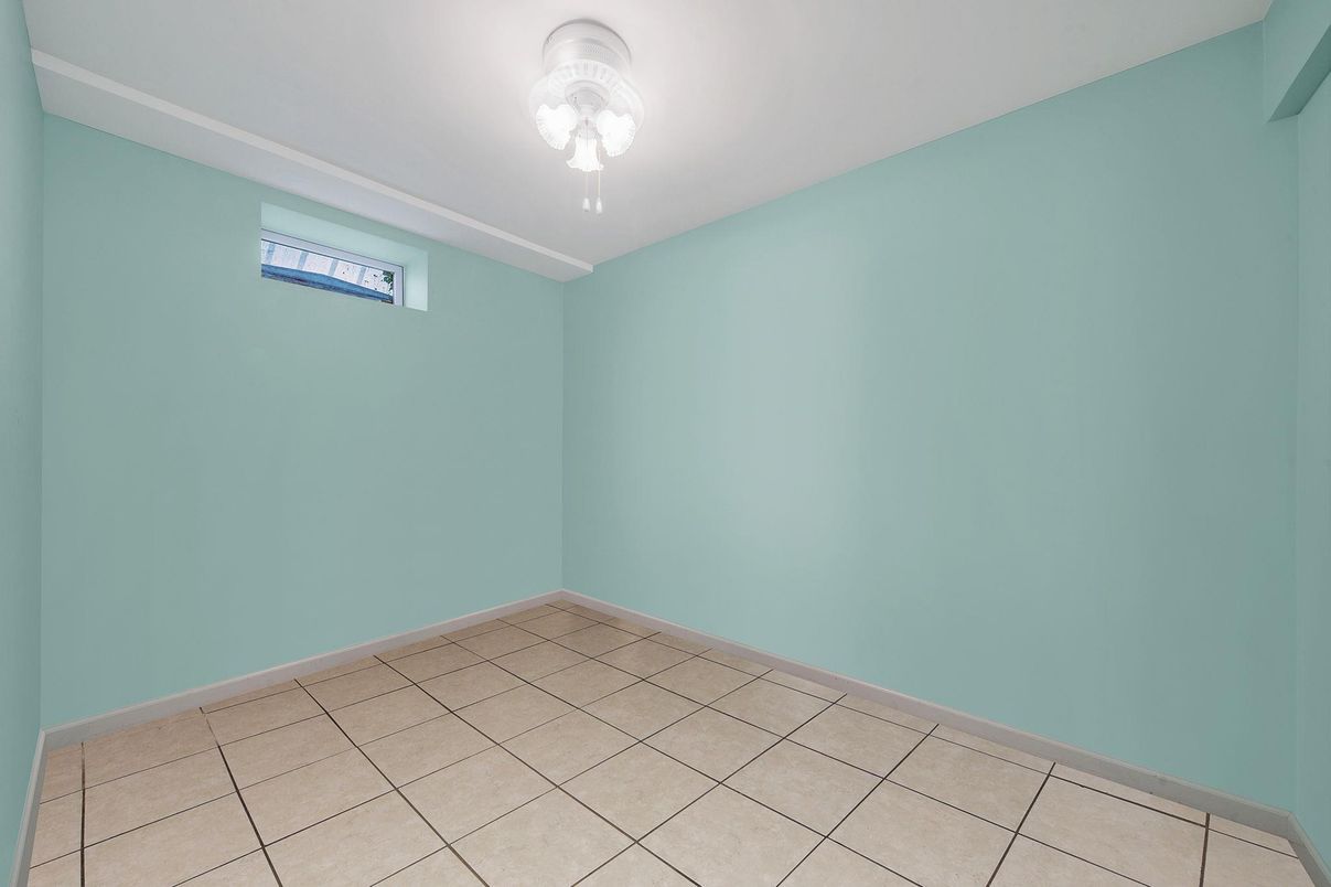 Empty room, Interior