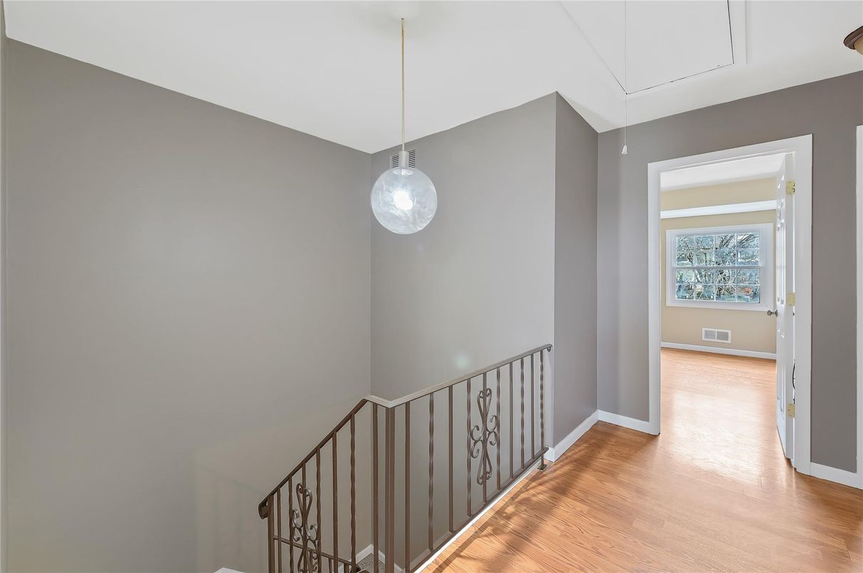 Interior, Pendant Lights, Wood Texture Flooring