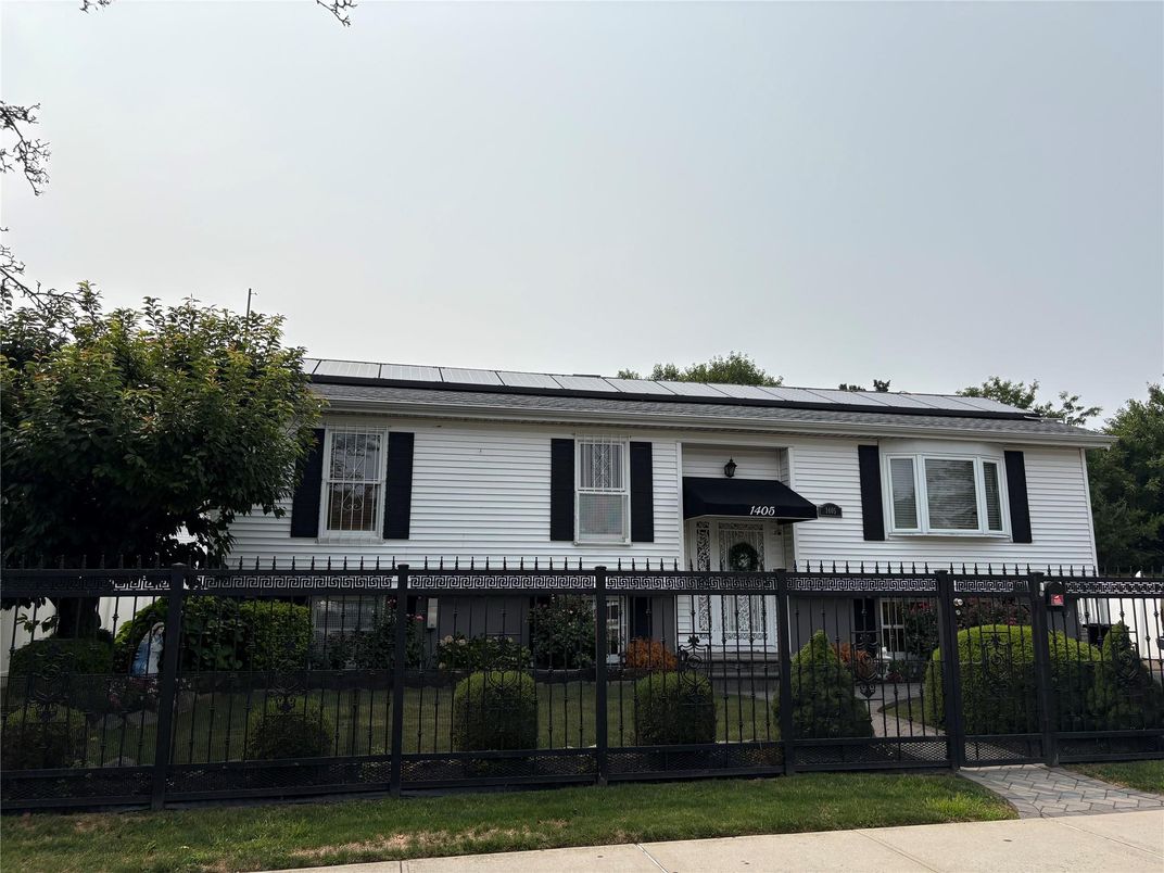 Exterior, Facade, Raised Ranch