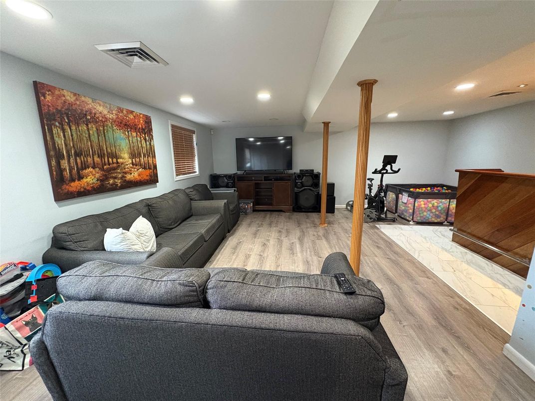 Fitness Equipment, Interior, Living room, Recessed Lighting, Wood Texture Flooring