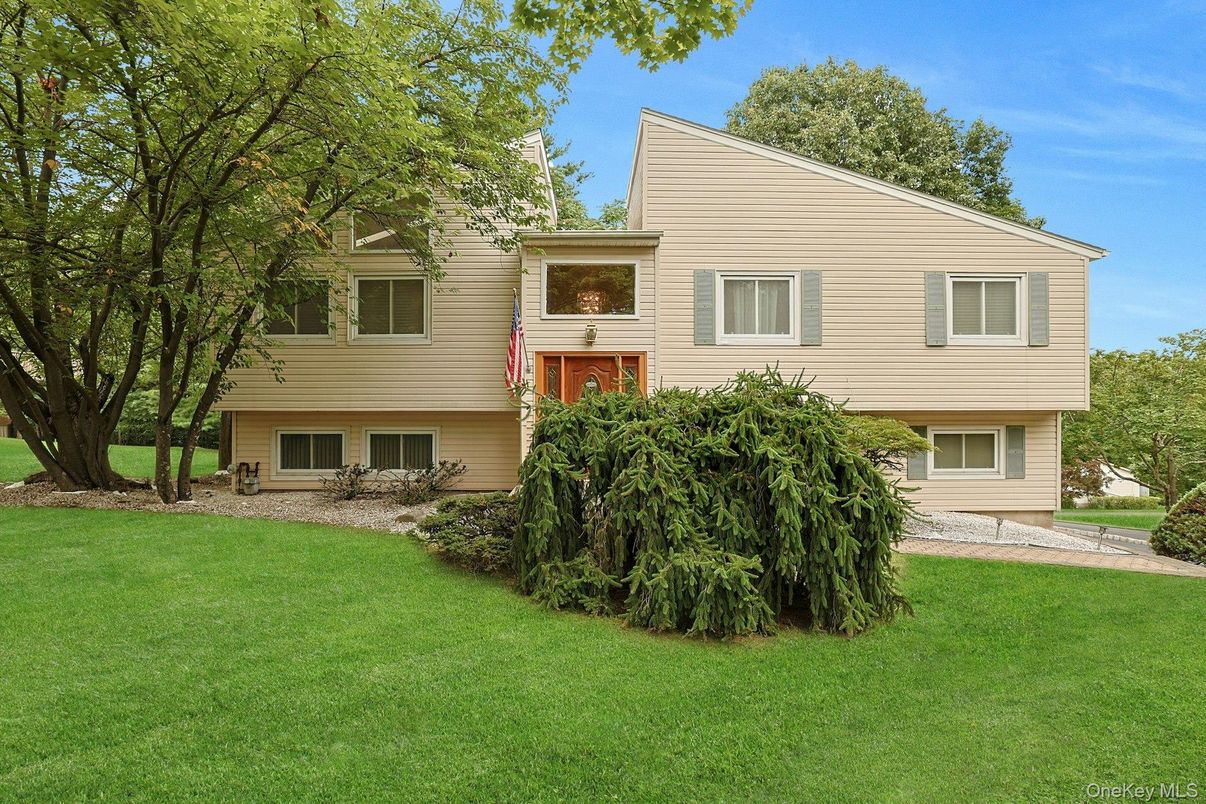Backyard, Exterior, Facade, Raised Ranch
