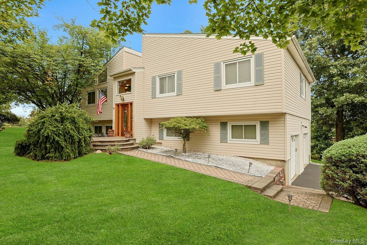 Exterior, Facade, Raised Ranch