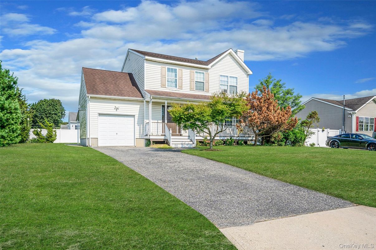 Attached, Exterior, Facade, Farmhouse