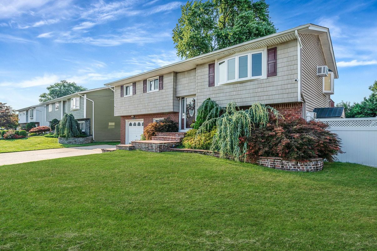 Attached, Exterior, Facade, Brick Facade, Raised Ranch