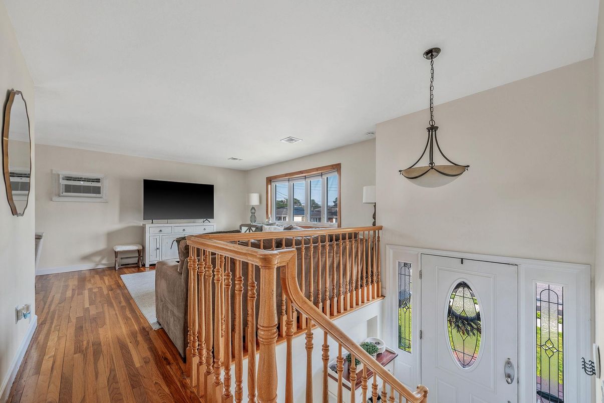 Interior, Pendant Lights, Wood Texture Flooring