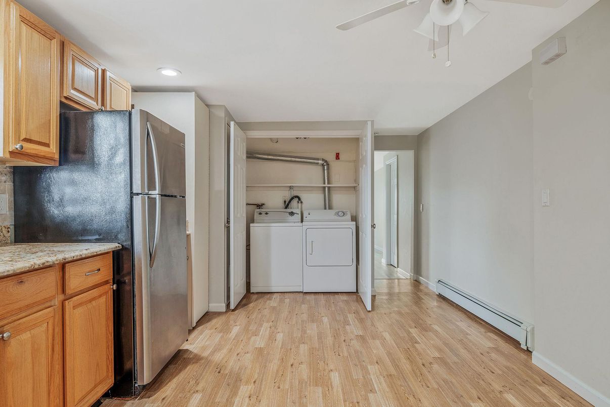 Interior, Recessed Lighting, Washer, Wood Texture Flooring