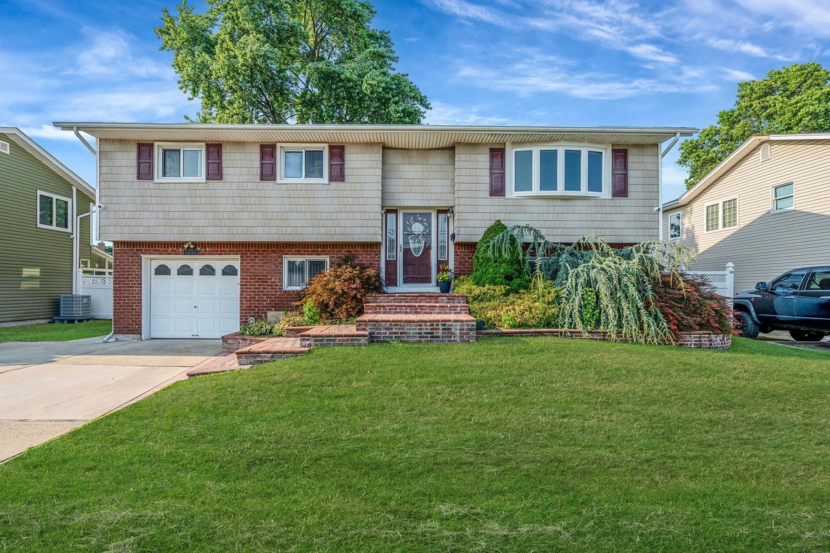 Attached, Exterior, Facade, Brick Facade, Raised Ranch