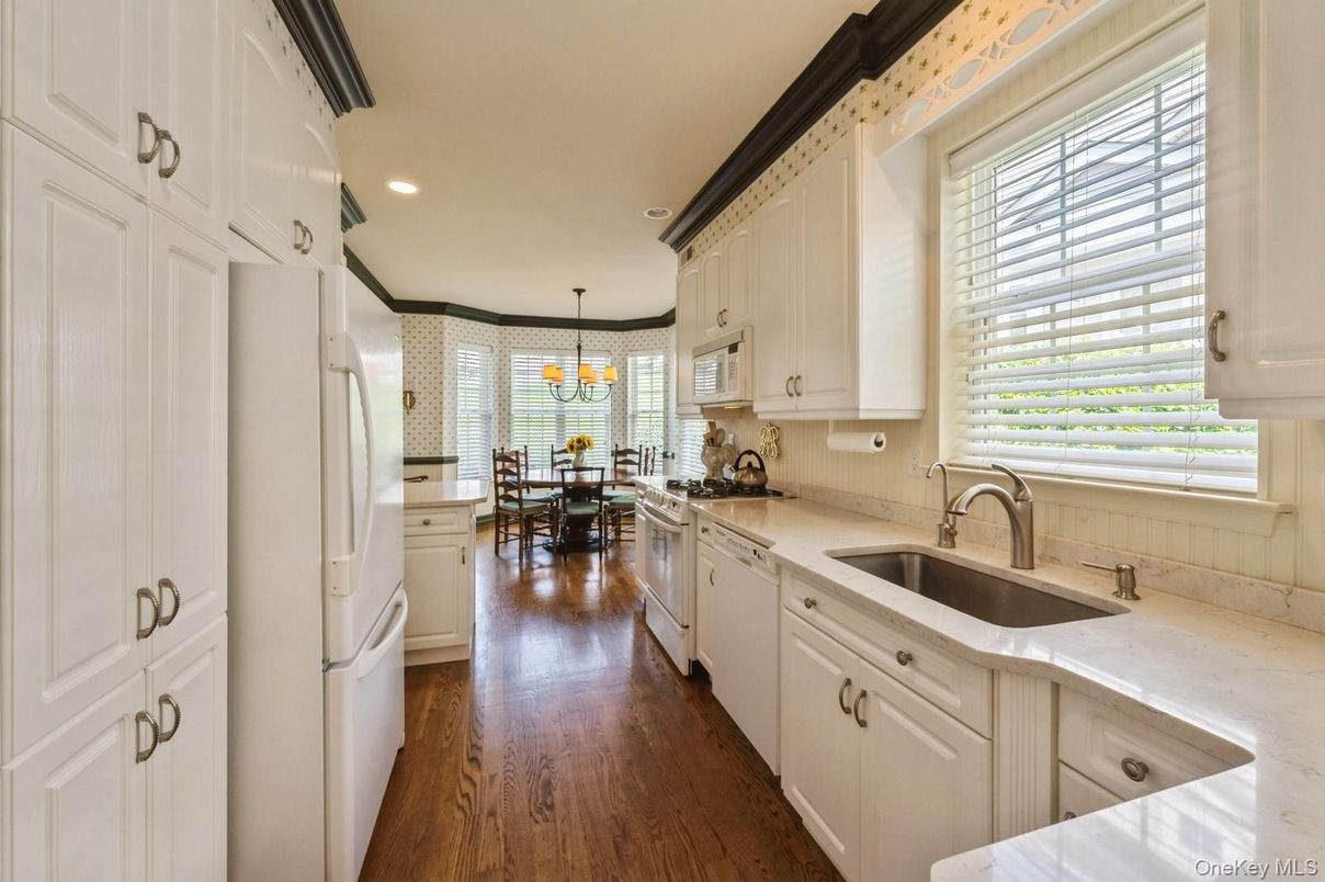 Chandelier, Dining room, Interior, Kitchen, Pendant Lights, Recessed Lighting, Wood Texture Flooring