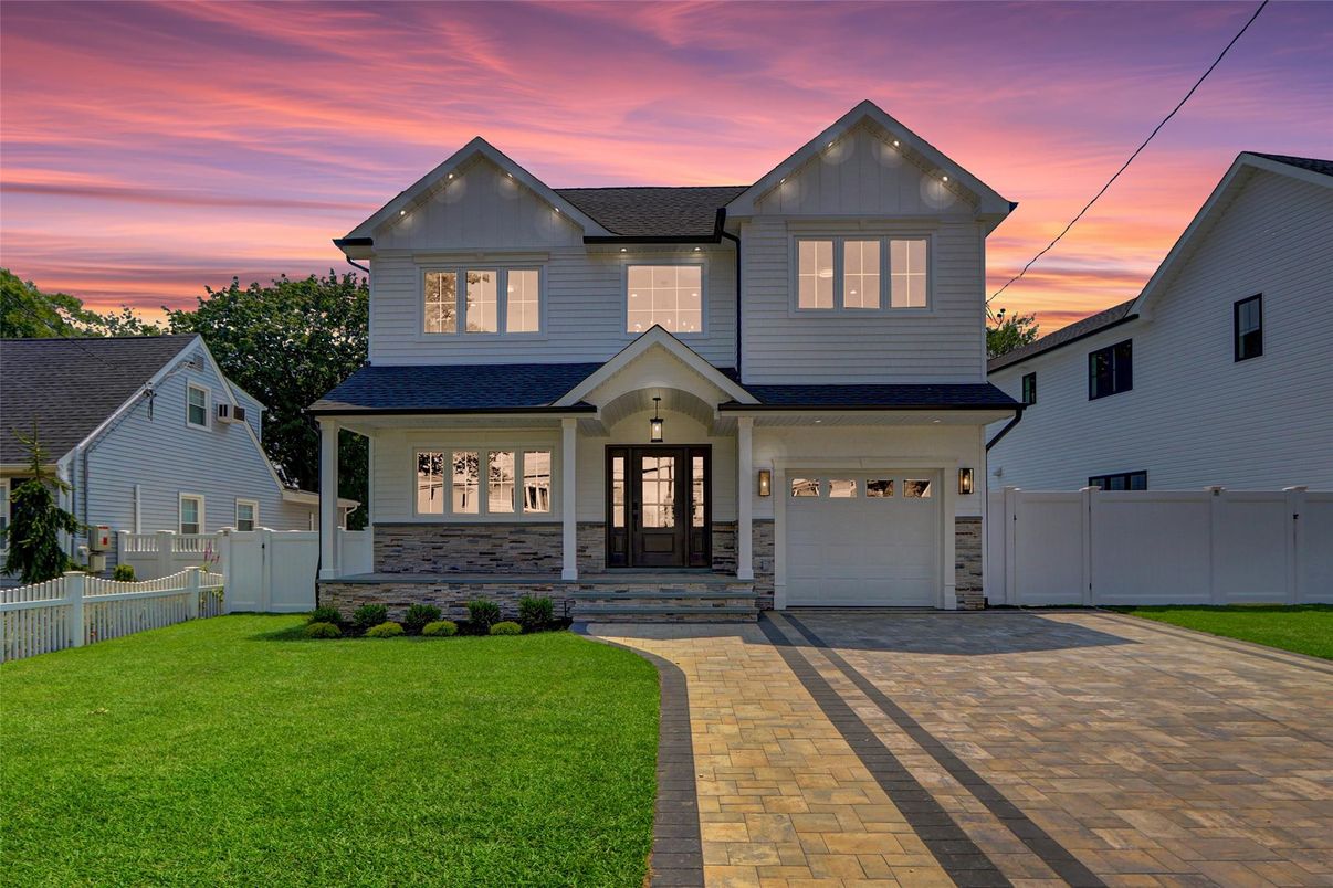 Attached, Exterior, Facade, Farmhouse