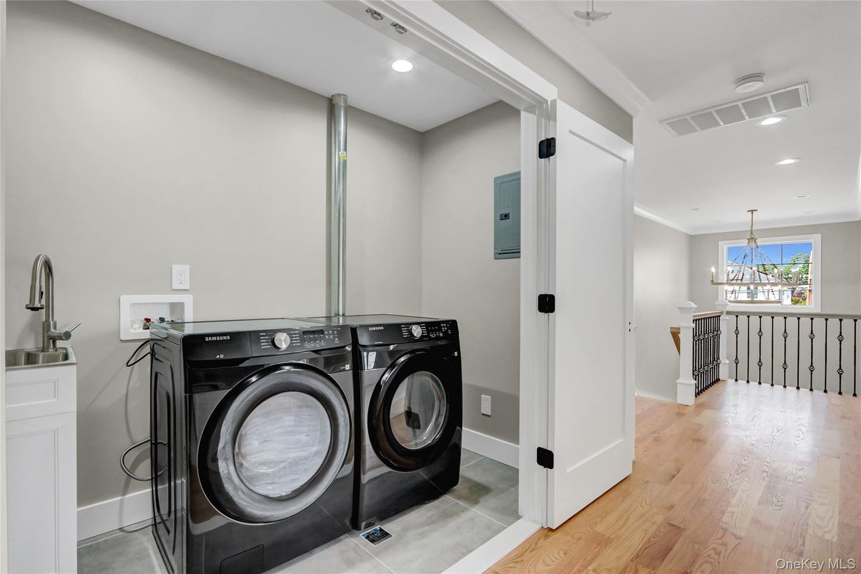 Interior, Recessed Lighting, Washer, Wood Texture Flooring