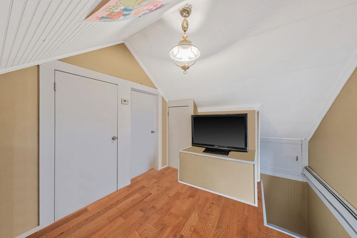 Interior, Pendant Lights, Wood Texture Flooring