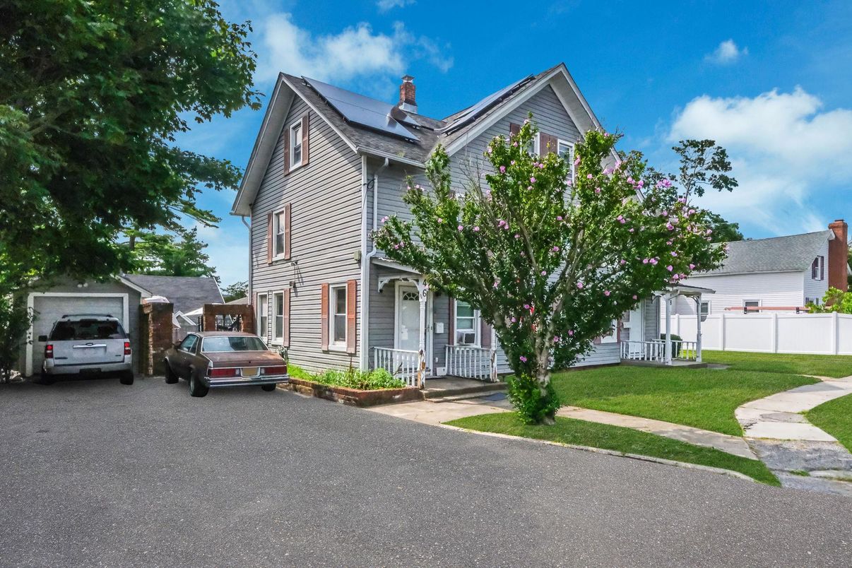Exterior, Facade, Queen Anne Victorian