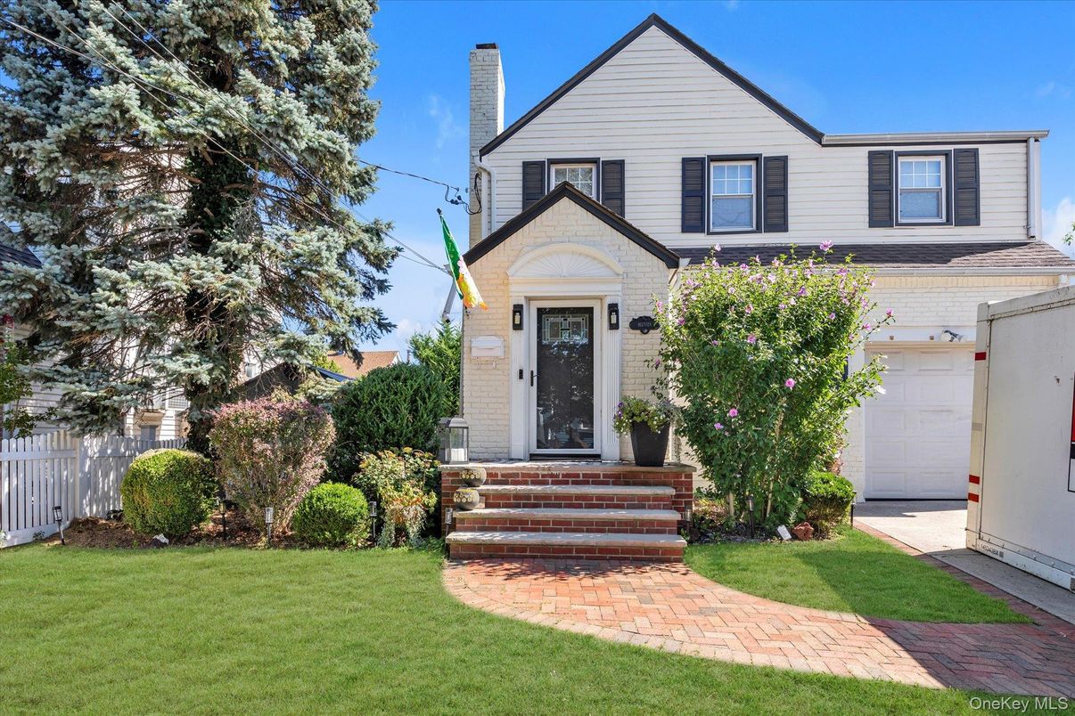 Attached, Exterior, Facade, Queen Anne Victorian