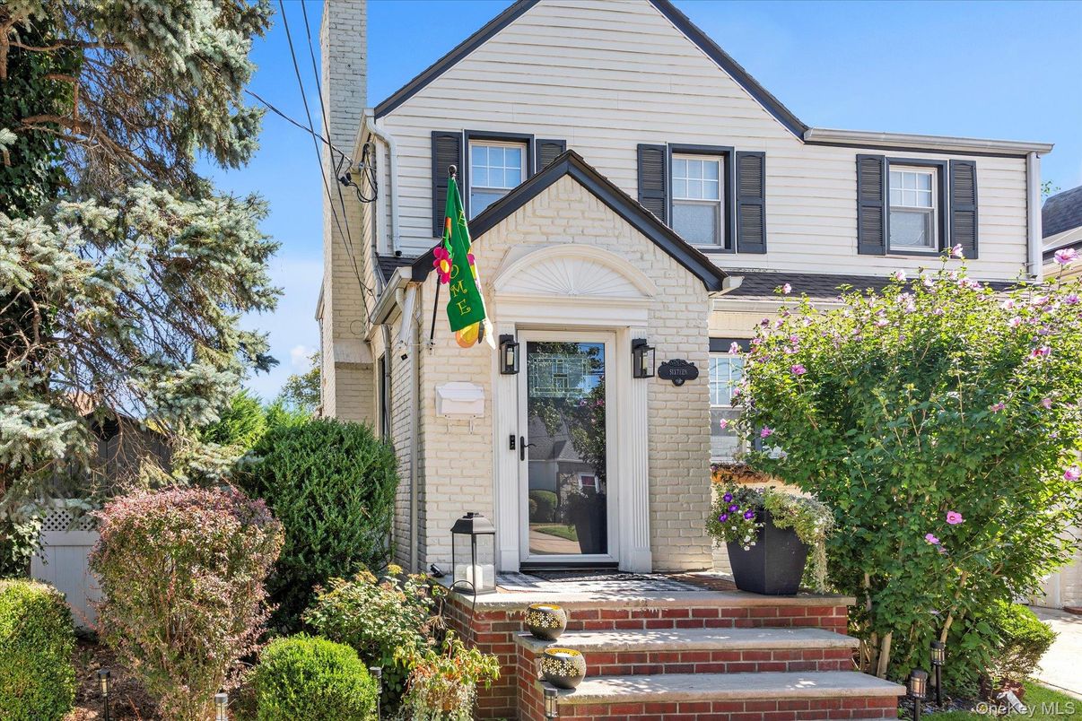 Exterior, Facade, Queen Anne Victorian