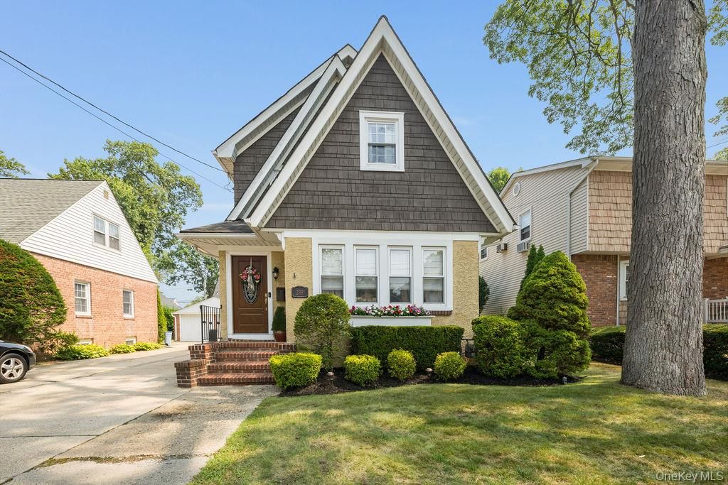 Exterior, Facade, Brick Facade, Queen Anne Victorian
