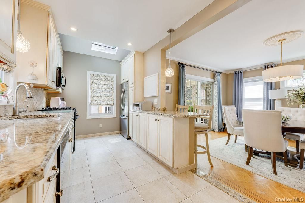 Dining room, Interior, Kitchen, Pendant Lights, Recessed Lighting, Wood Texture Flooring
