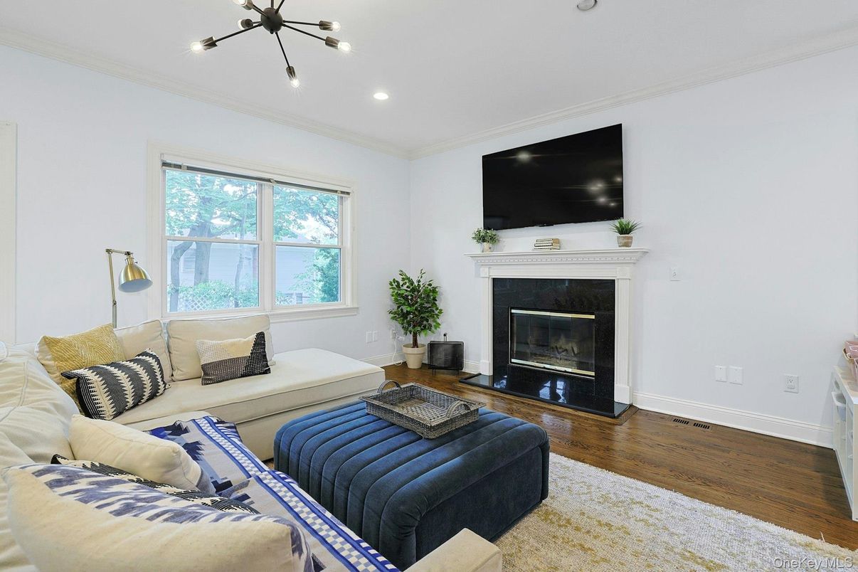 Fireplace, Interior, Living room, Pendant Lights, Recessed Lighting, Wood Texture Flooring