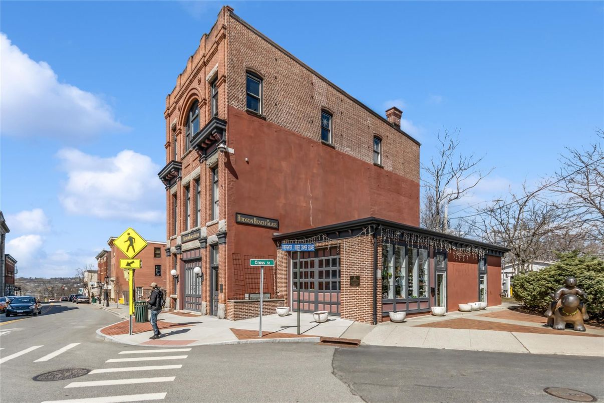 Exterior, Facade, Brick Facade, Chicago School