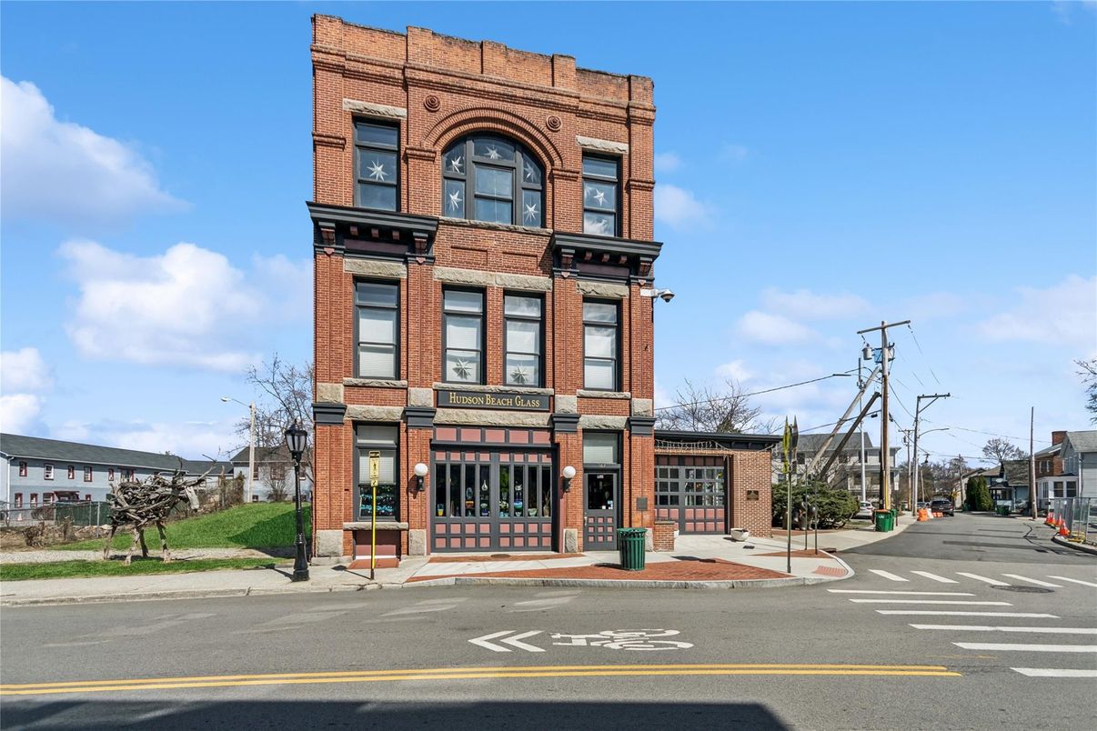 Exterior, Facade, Brick Facade, Rowhouse
