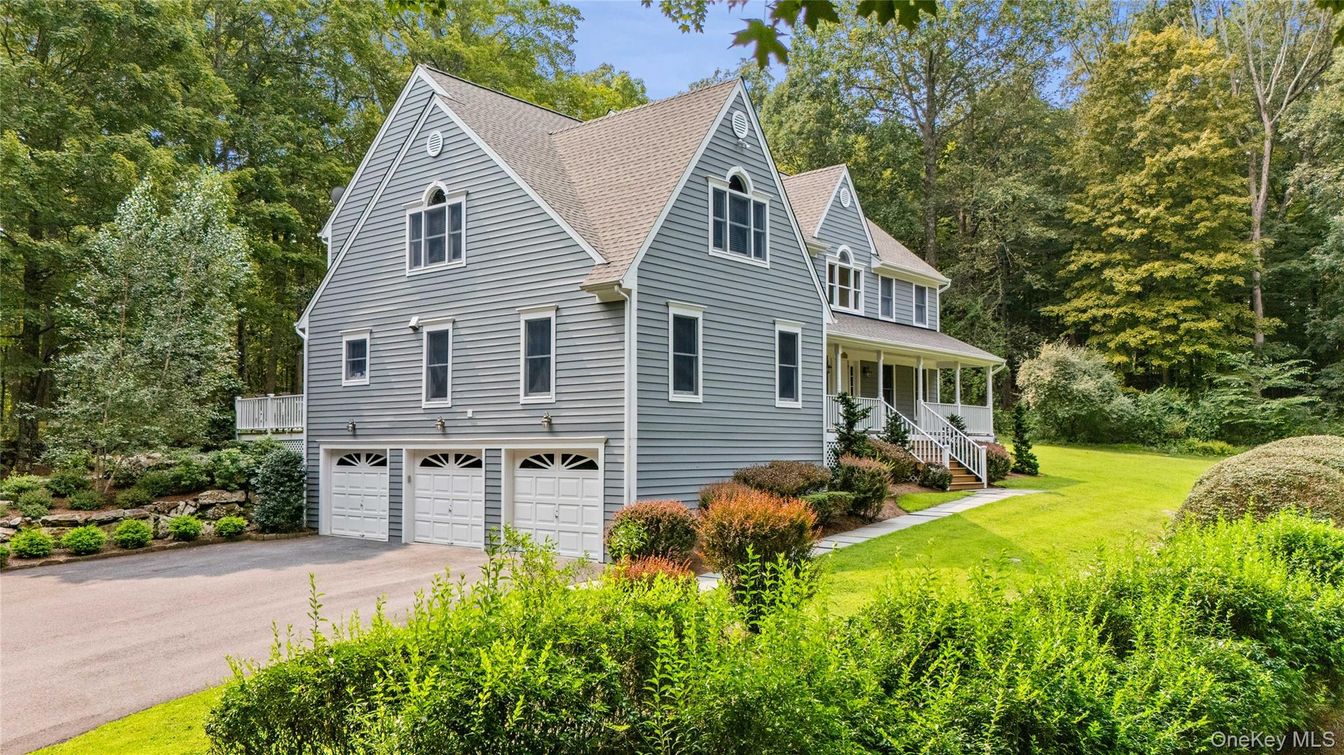 Attached, Backyard, Exterior, Facade, Queen Anne Victorian