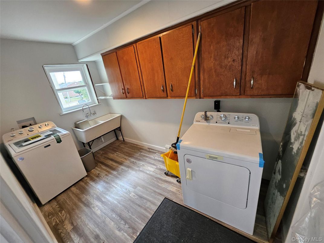 Interior, Washer, Wood Texture Flooring