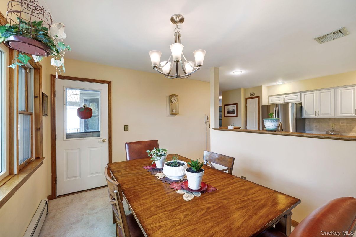 Chandelier, Dining room, Interior, Kitchen, Recessed Lighting, Stainless Steel Appliances