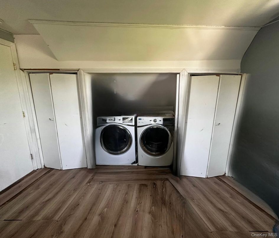 Interior, Washer, Wood Texture Flooring