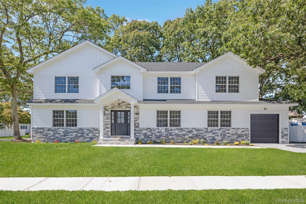 Attached, Exterior, Facade, Farmhouse