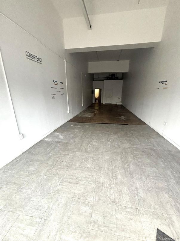 Empty room, Interior