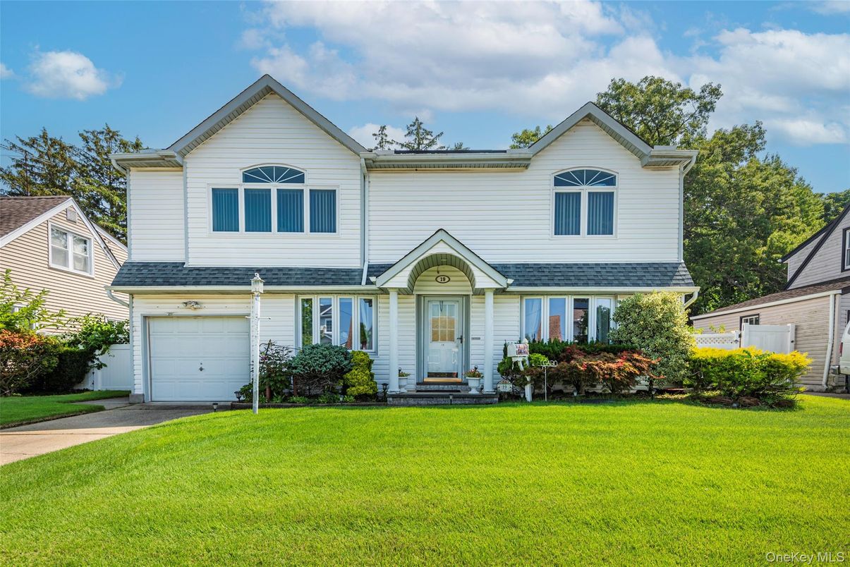 Attached, Exterior, Facade, Farmhouse