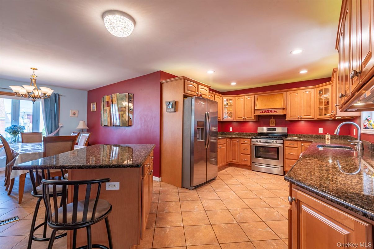 Chandelier, Dining room, Interior, Kitchen, Recessed Lighting, Stainless Steel Appliances