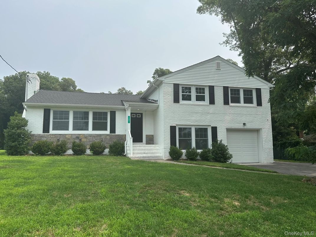 Attached, Exterior, Facade, Split Level