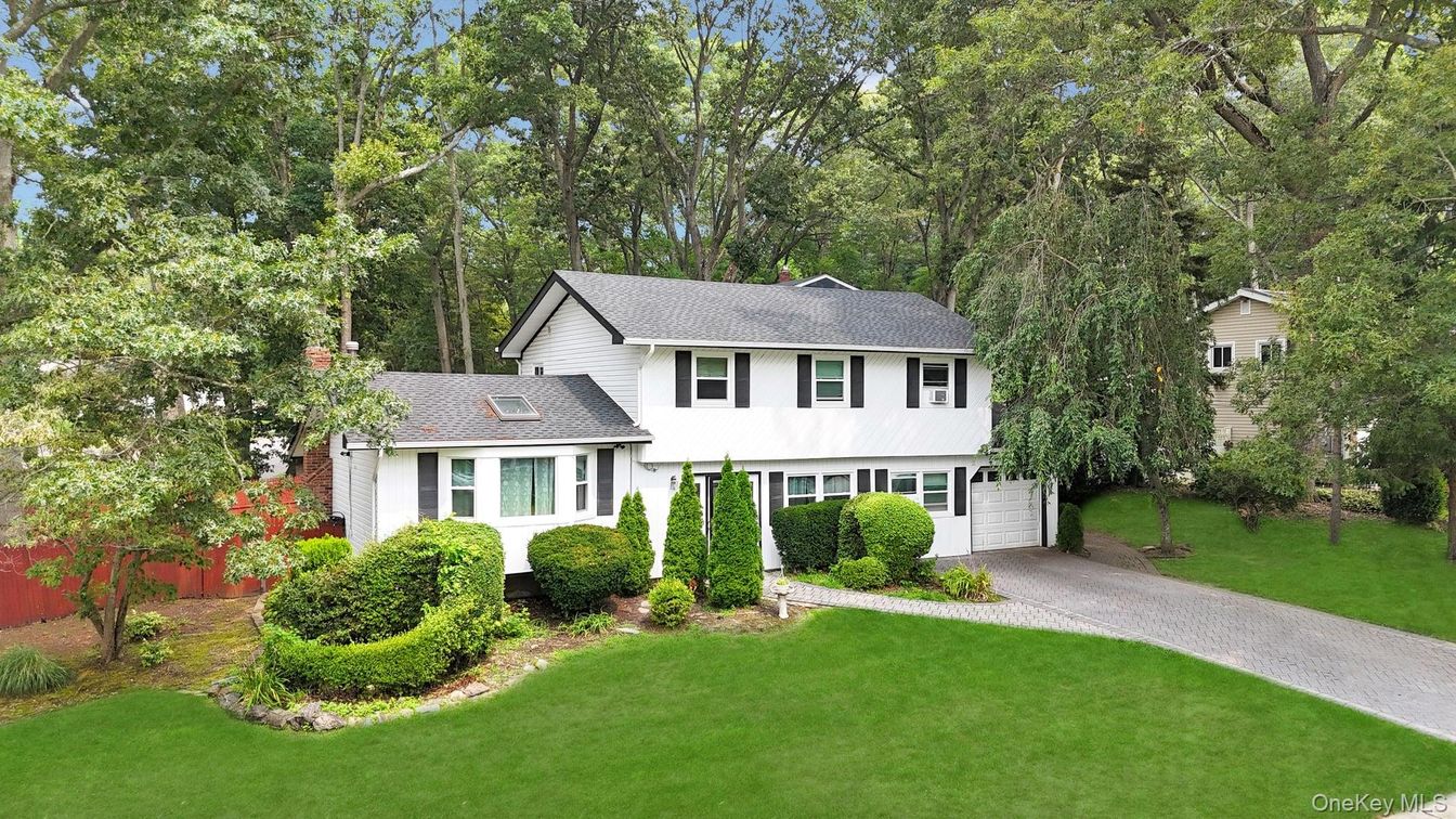 Attached, Exterior, Facade, Farmhouse