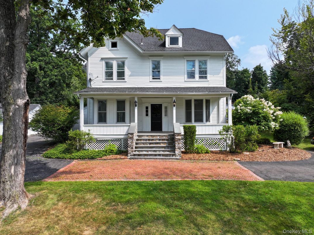 Exterior, Facade, American Foursquare