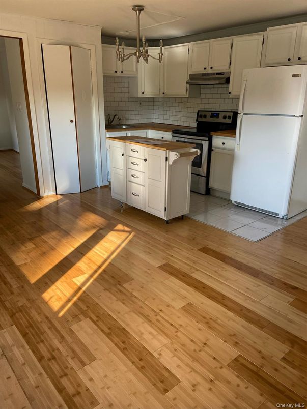 Interior, Kitchen, Pendant Lights, Wood Texture Flooring